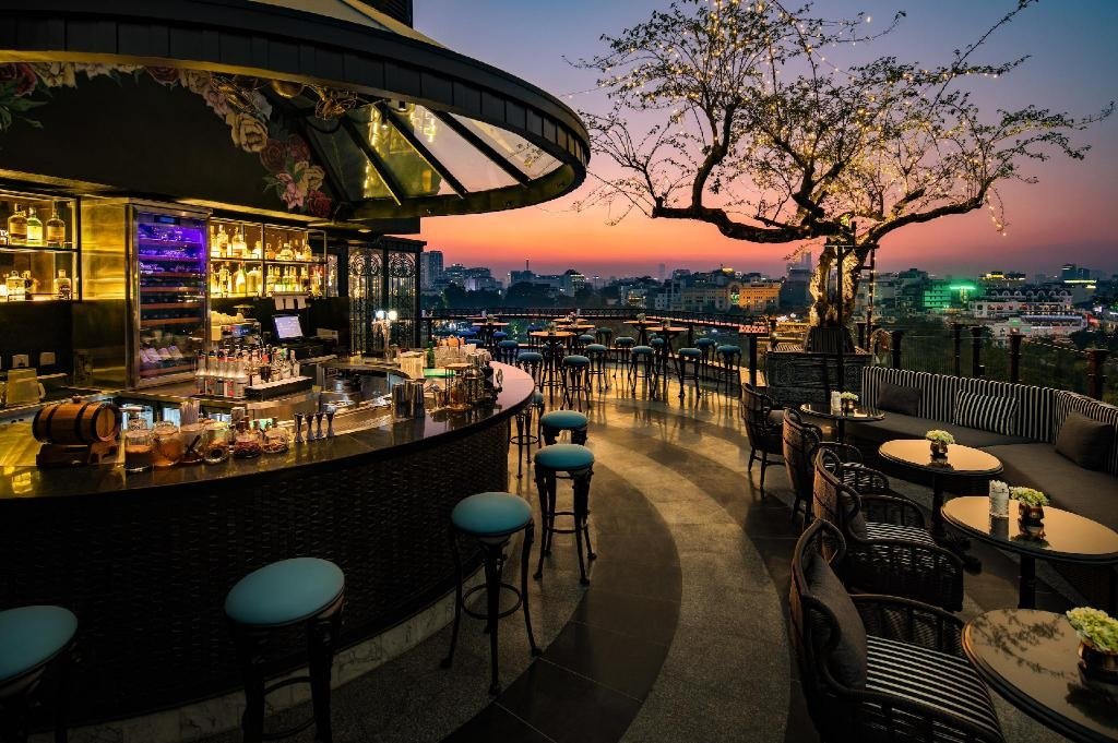 La Sinfonia del Rey Hotel and Spa on Hang Dau Street were ranked third in the category, which impresses the tourists with its luxurious rooftop and bar of this hotel. Photo: Agoda 
