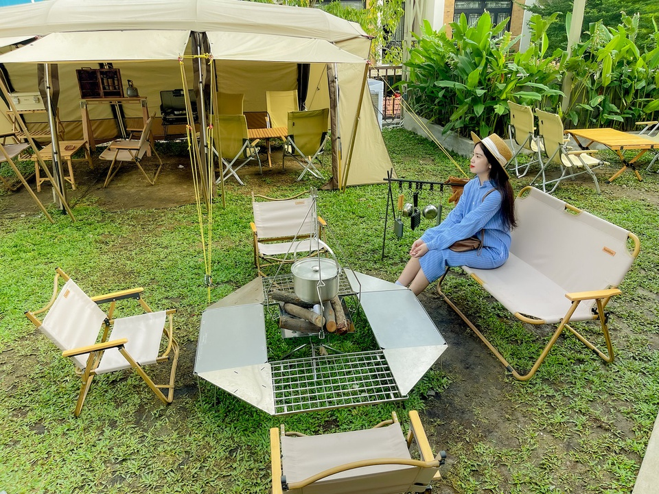 Located on the rooftop of a complex in Thu Duc City (HCMC), this new café impresses the visitors with the combination of camping and enjoying a hot cup of café. Taking advantage of the garden space, this “2 in 1” model brings exciting experience to its customers, allowing them to lose themselves in the beauty of nature, and feel like they are camping inside a forest. Photo: Anh Nguyet