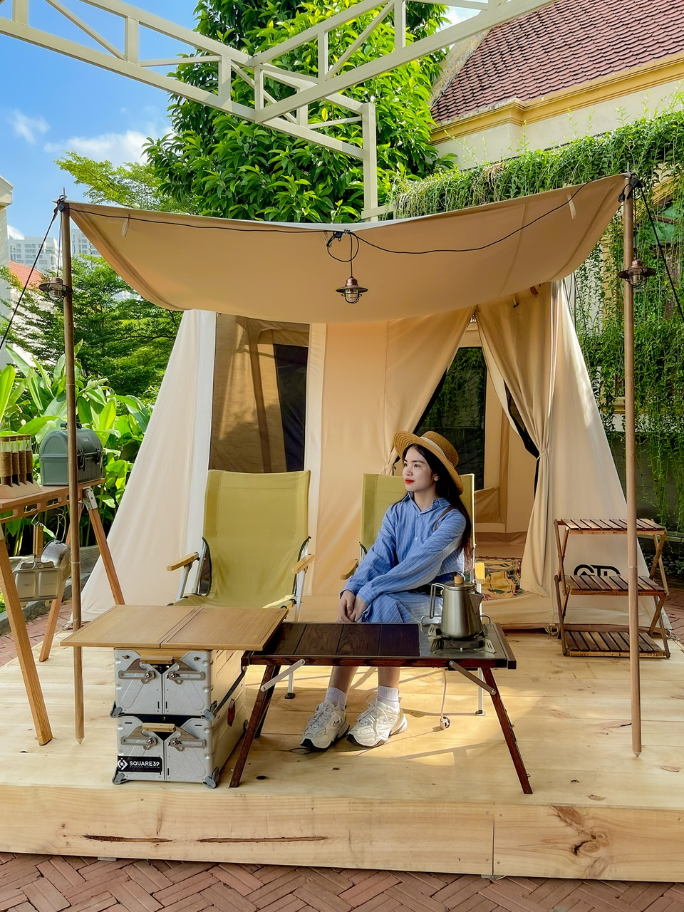 Khuong Duy, the founder of Square 39, shared with Zing: “The café follows the high-camping model. It has tents, beds, air conditioners, bathrooms, electric water heaters, tables and desks, and even kitchens”. This architecture has been famous in many countries in Asia such as Japan, Korea and Thailand.  Photo: Anh Nguyet
