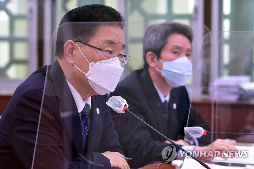 Foreign Minister Chung Eui-yong (L) speaks to members of the parliament's foreign affairs committee at the National Assembly in Seoul on May 28, 2021. (Yonhap)