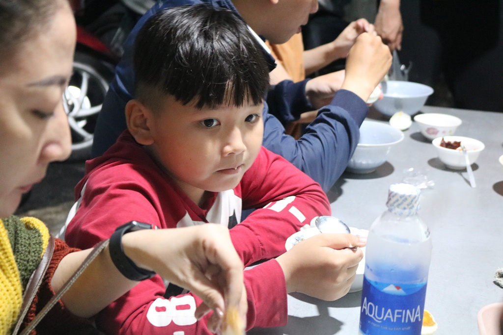 A little boy with his mother, who are familiar guests at the restaurant. (Photo: Thanh Nien) 