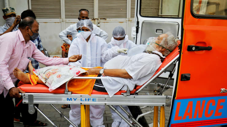 A patient wearing an oxygen mask is wheeled inside a COVID-19 hospital for treatment, amidst the spread of the coronavirus disease (COVID-19) in Ahmedabad, India, April 26, 2021. Photo: Reuters