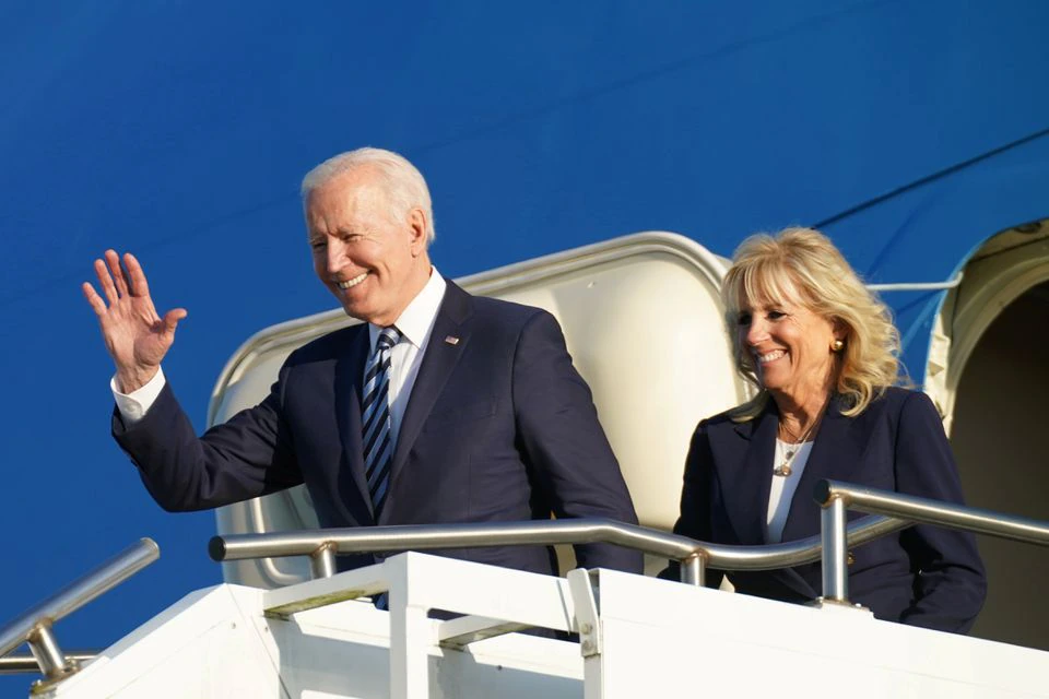  U.S. President Joe Biden and first lady Jill Biden disembark from Air Force One as they arrive at RAF Mildenhall ahead of the G7 Summit, near Mildenhall, Britain June 9, 2021. REUTERS/Kevin Lamarque