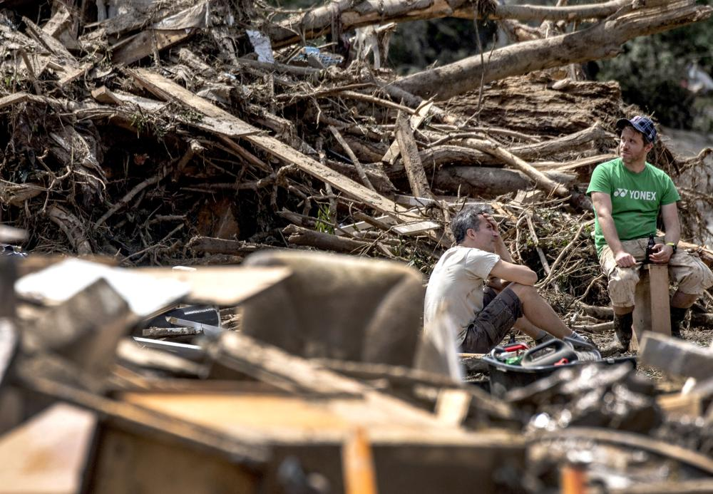 Residents are seen between debris in Marienthal, western Germany, Sunday, July 18, 2021.  Photo: AP 