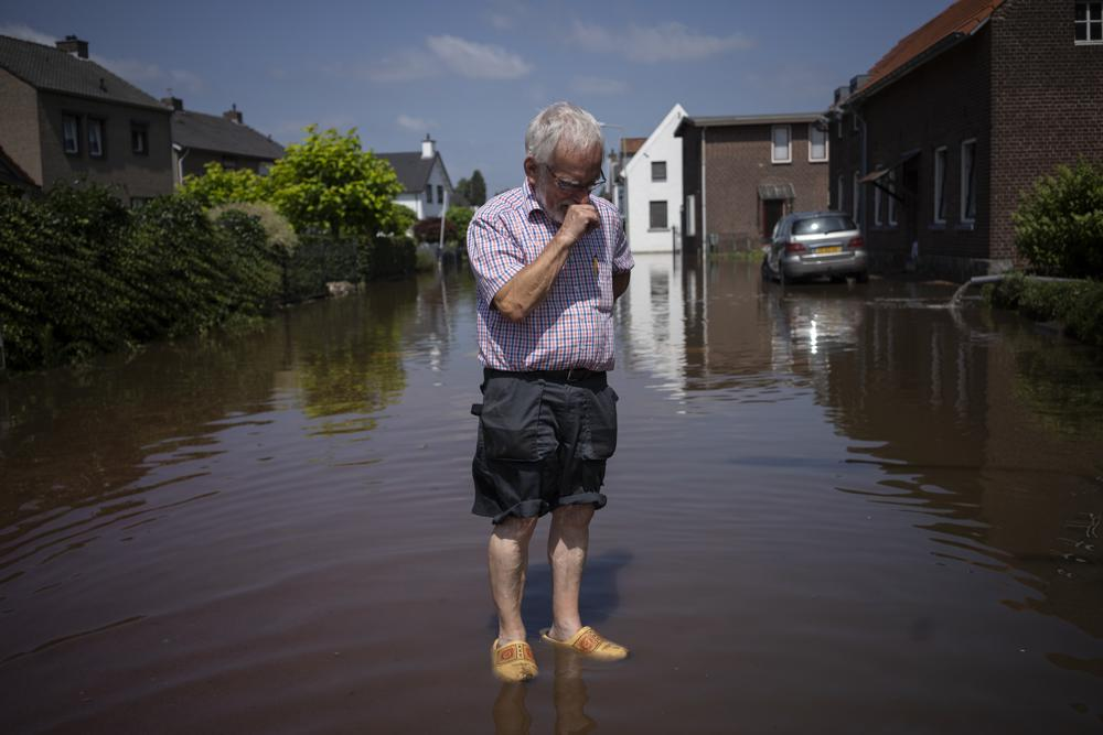 Wiel de Bie, 75, stands outside his flooded home in the town of Brommelen, Netherlands, Saturday, July 17, 2021. Photo: AP 