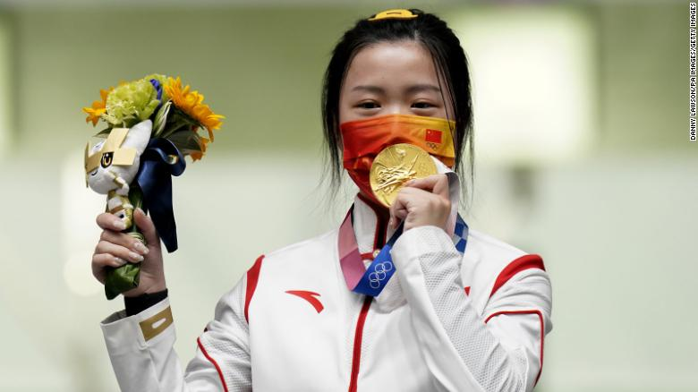 China's Yang Qian celebrates with her gold medal after winning the 10m Air Rifle Women's Final on the first day of the Tokyo 2020 Olympic Games. Photo: CNN 