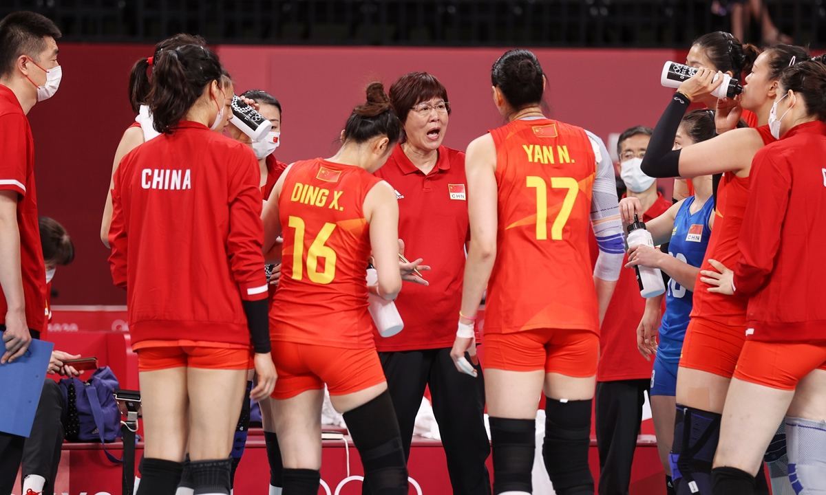 Lang Ping, head coach of China women's volleyball team talks to players courtside during their Sunday game against Turkey. Photo: Cui Meng/GT