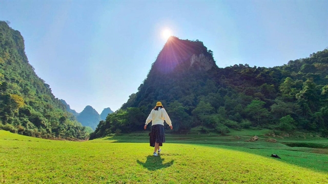 Angle Eye Mountain attracts tourists with green grass carpets like velvet. — Photo luxury-inside.vn