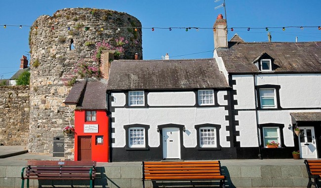 "Smallest House of Great Britain": The Old Quay House Attracts 55,000 Guests Each Year
