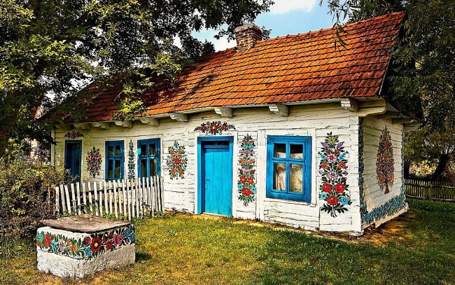 Unusual Place: Zalipie – The Pretty Painted Village in Poland