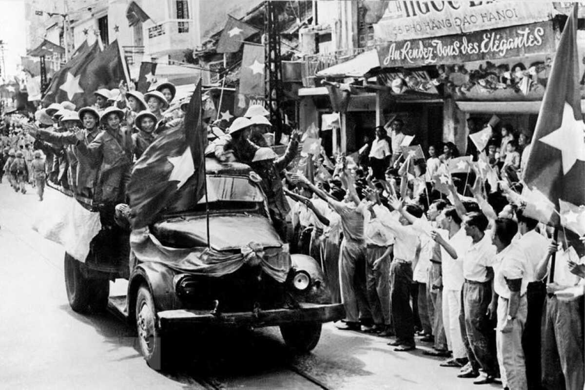 To commemorate their victory, military forces march into the capital on the morning of October 10, 1954, Hanoi’s first liberation day. Photo: Tien Phong News 