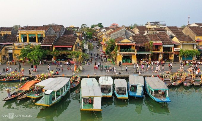 Tourists in Hoi An ancient town in Quang Nam Province in early April 2021, before the fourth wave of Covid hit. Photo by VnExpress/Dac Thanh
