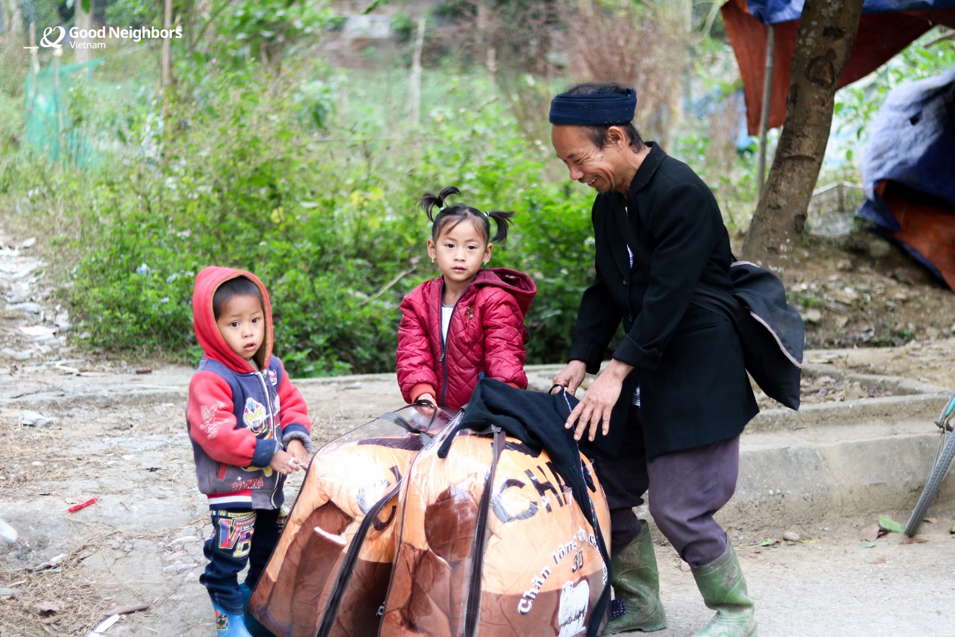 Blankets given to needy children before cold spell sets in