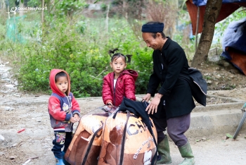 blankets given to needy children in vietnam before cold spell sets in