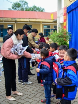 us ngos donates learning supplies to children in flood damaged province