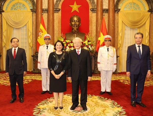 Ambassadors of Spain, Iran, Philippines present credentials to Vietnam's top leader