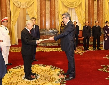 ambassadors of spain iran philippines present credentials to vietnams top leader