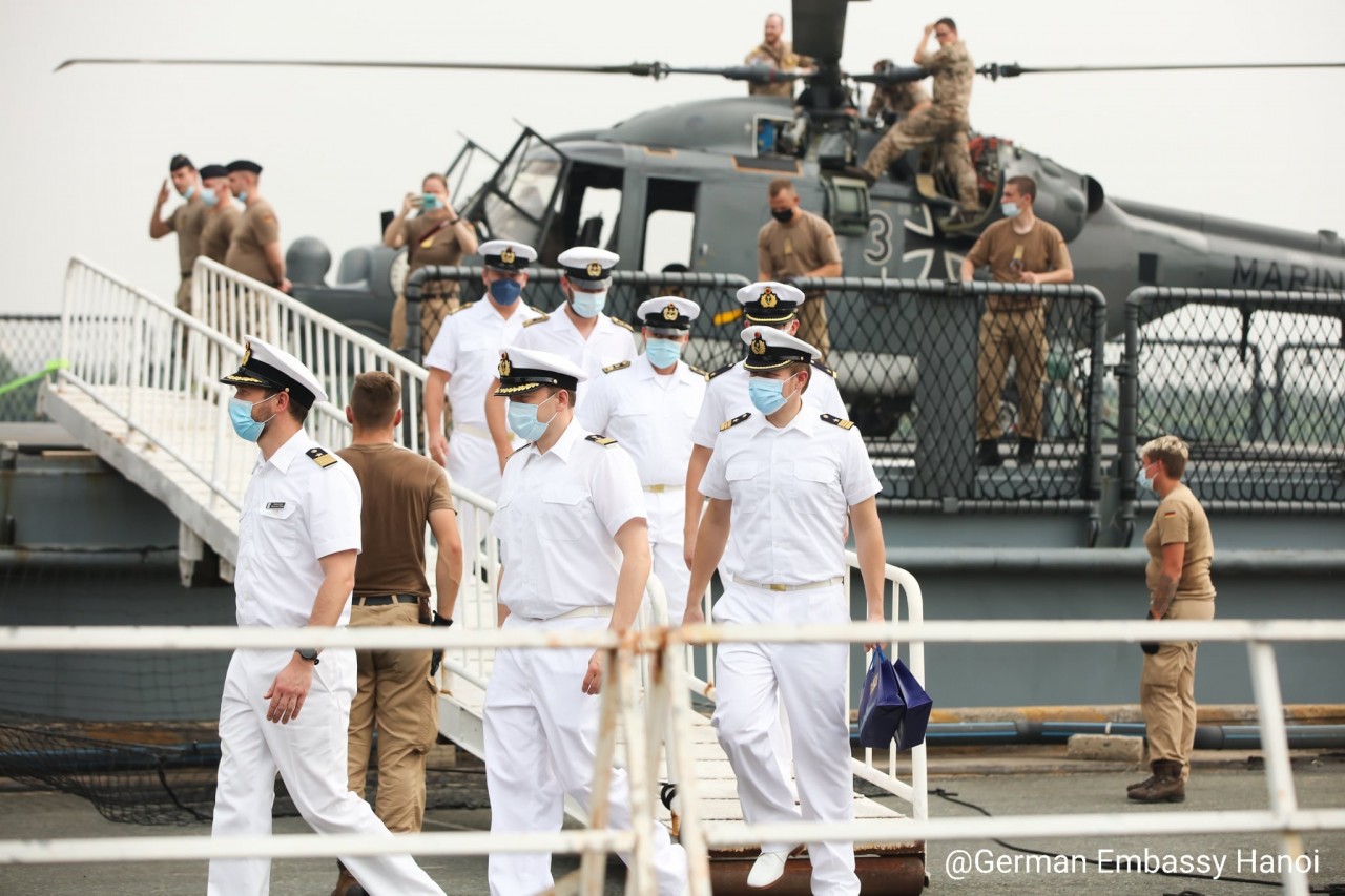 Crew members of frigate FGS Bayern are welcomed at Nha Rong Wharf on January 6 morning. 