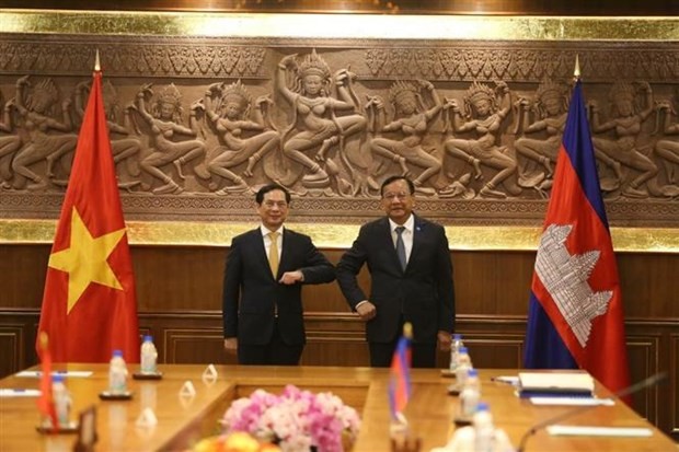Vietnam Give Luner New Year Gifts to Needy Vietnamese Cambodians