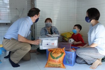 NGOs Rush to Deliver Gifts to the Poor Ahead of Tet Festival