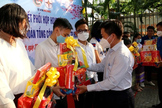 Vietnam Shares New Year Joy with Students of Laos, Cambodia