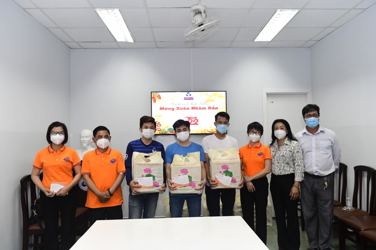Vietnam Shares New Year Joy with Students of Laos, Cambodia