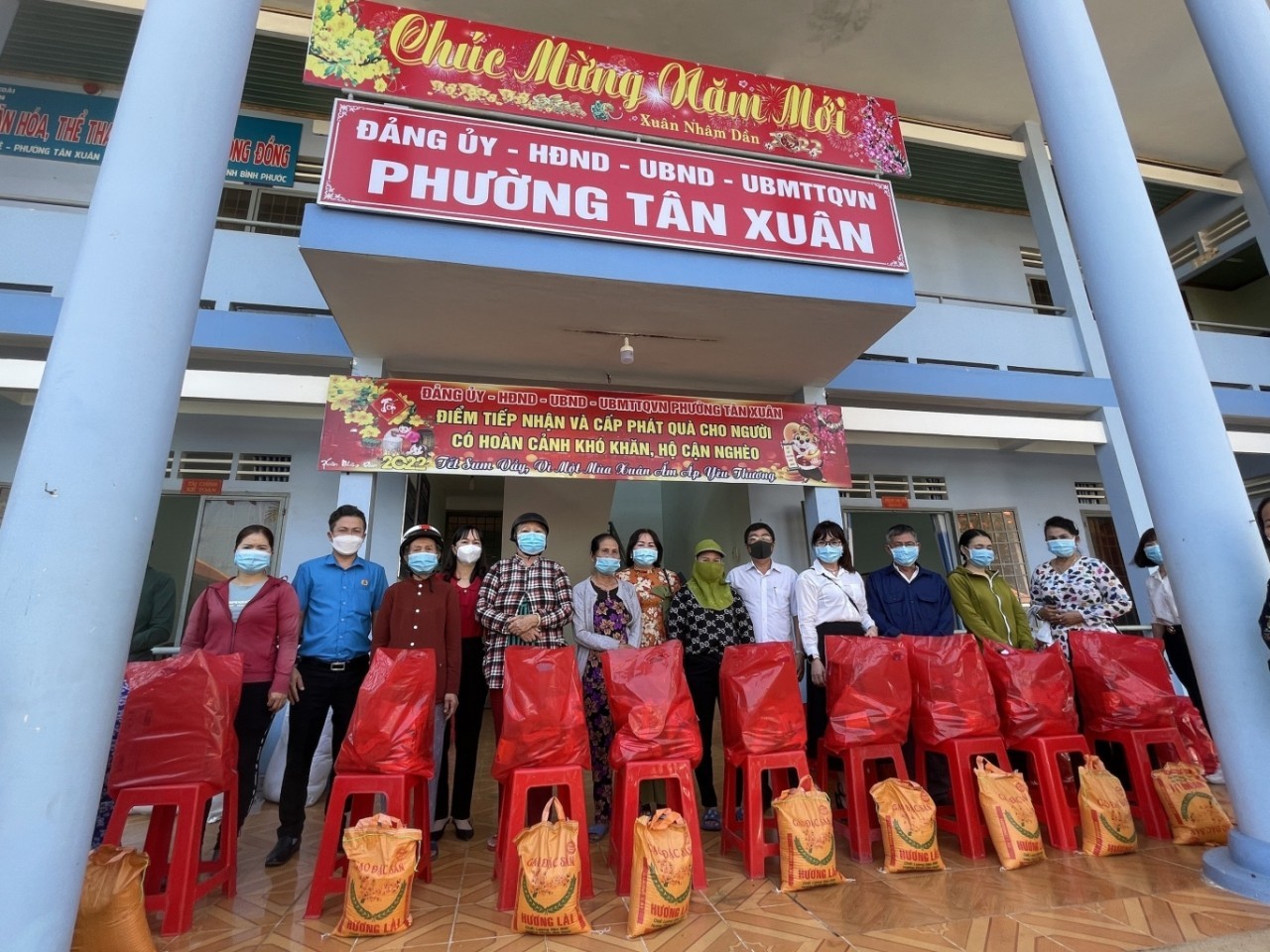 Needy Residents, Lao Students Receive Festive Care Packages