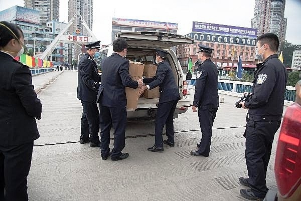 lao cai customs hands over 21000 medical masks to chinas hekou customs