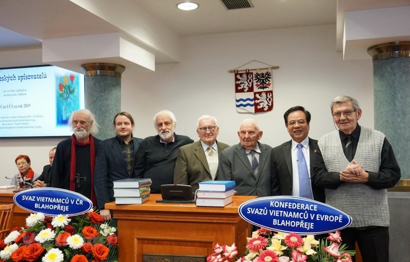 czech vietnamese encyclopaedia wins dictionary of the year award