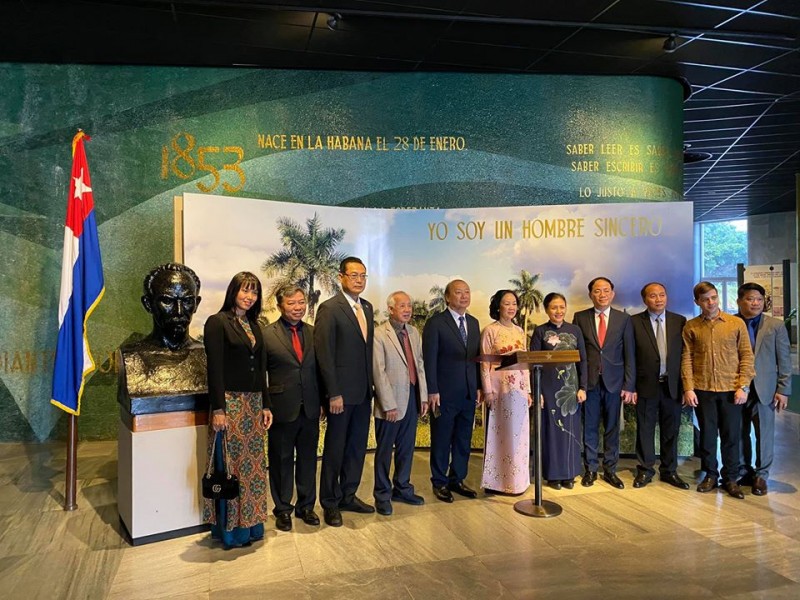 vietnam will make all efforts to deepen ties with cuba politburo member