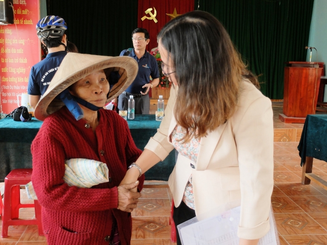 EMWF supports flood-hit people in Quang Nam province ahead of Tet