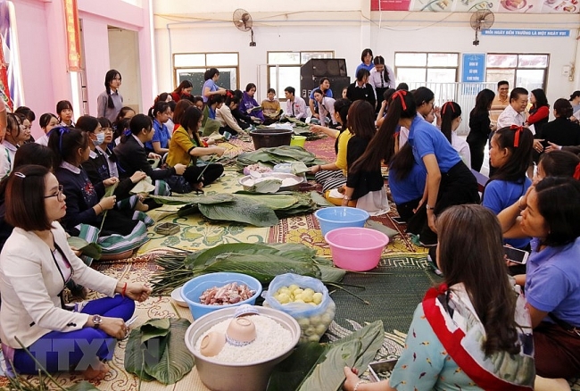 Nguyen Du Lao-Vietnamese bilingual school's students and teachers making “banh chung”