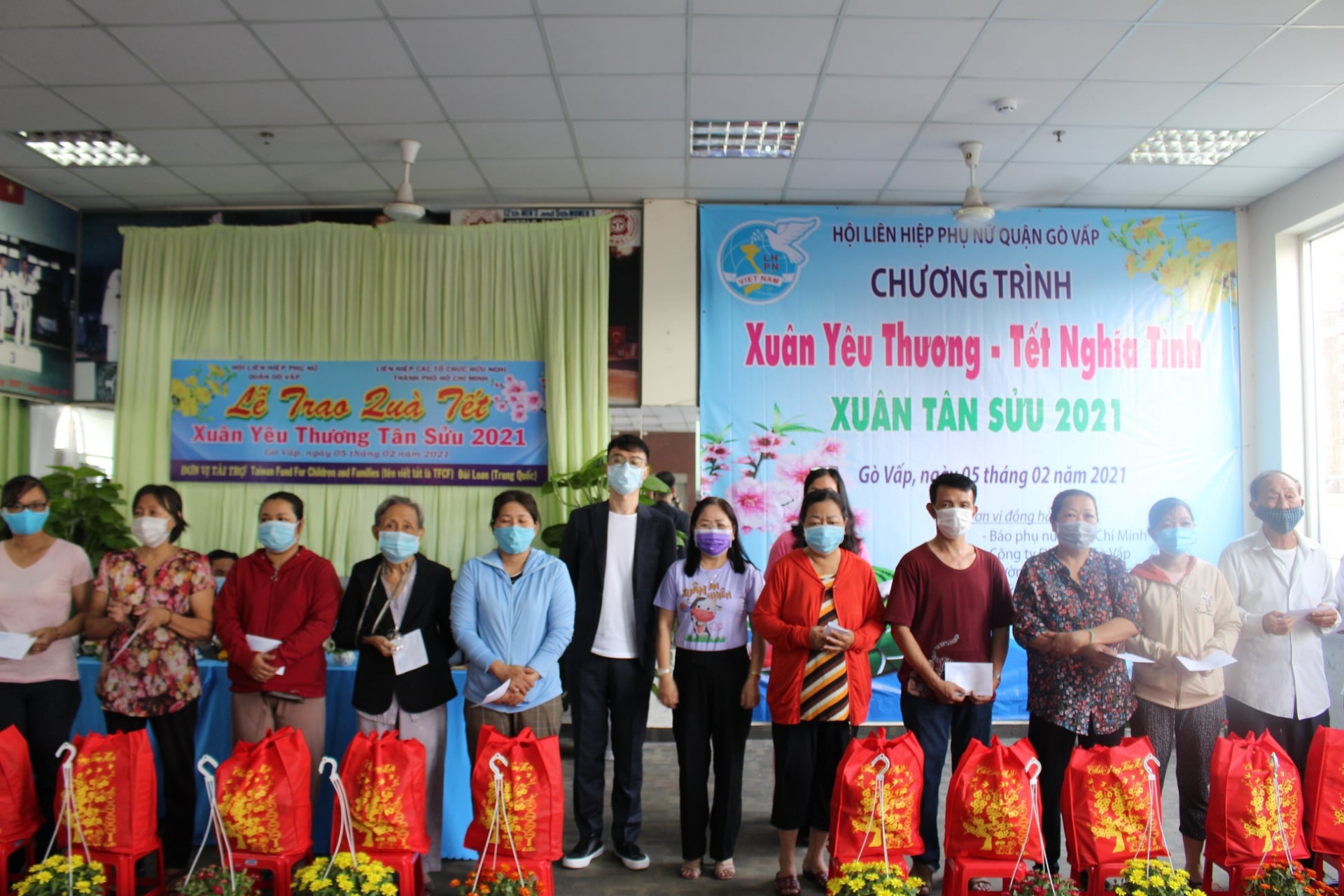 lunar new year gifts presented to disadvantaged households in hcm city