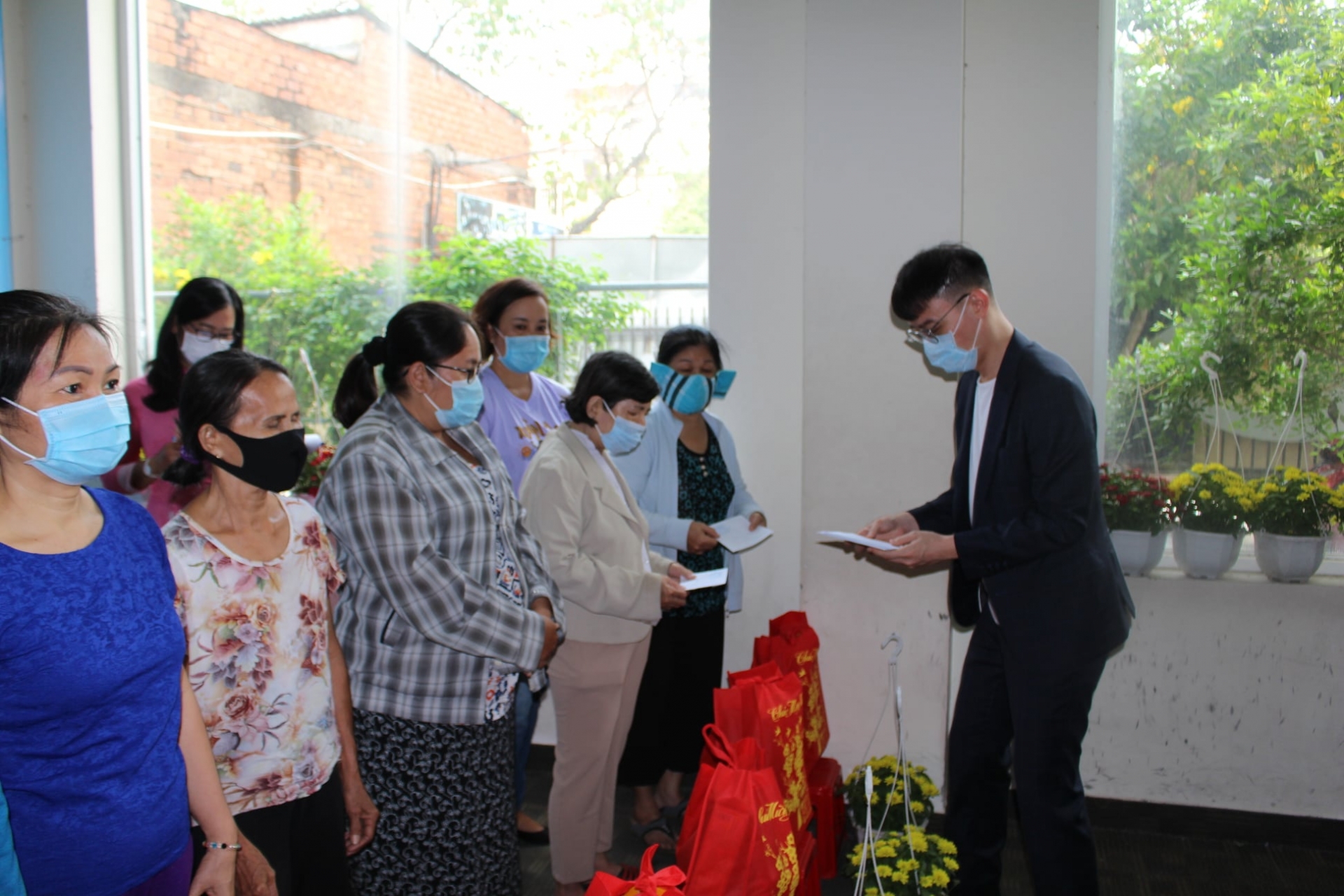 Lunar new year gifts presented to disadvantaged households in hcm city