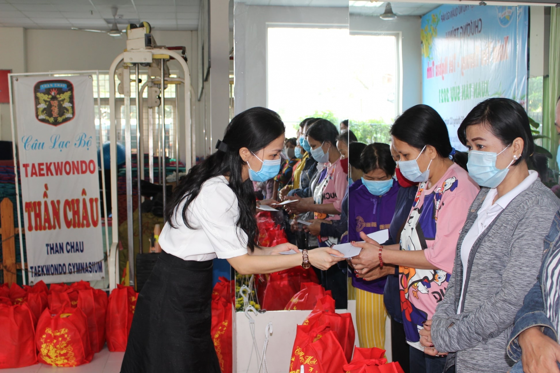 Lunar new year gifts presented to disadvantaged households in hcm city