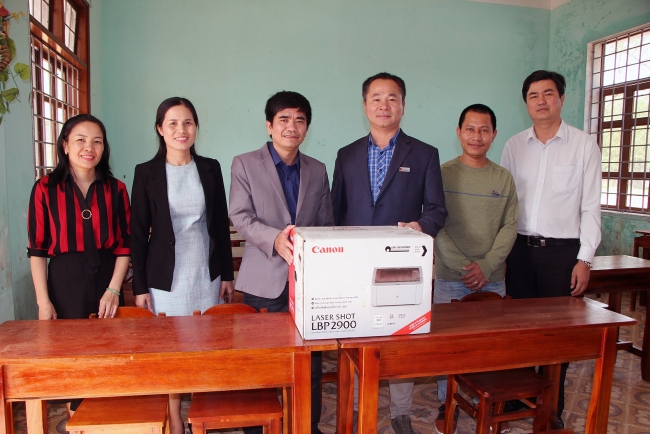 Essential teaching and learning equipment presented to flood-hit Quang Tri