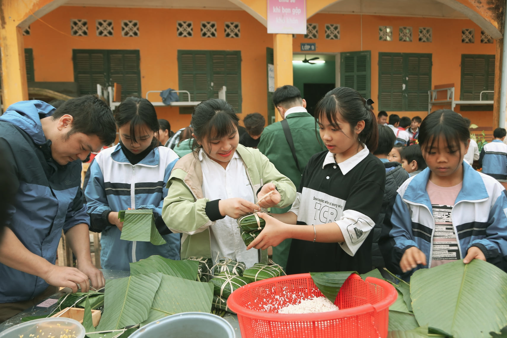 World Vision presents hundreds of Tet gifts to the needy in Hoa Binh