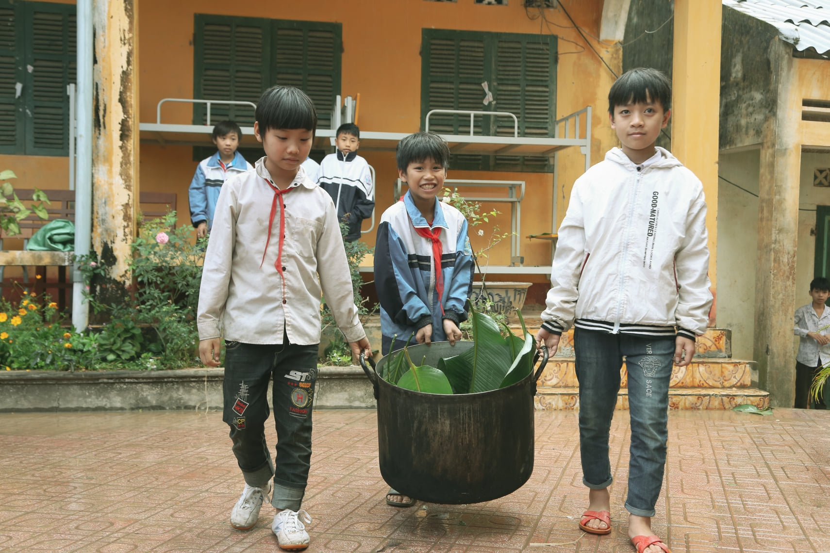 World Vision presents hundreds of Tet gifts to the needy in Hoa Binh