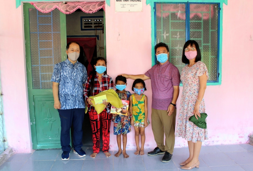 can tho friendship union acef present gifts to the poor