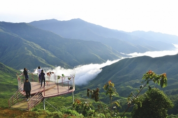 Travel to Ta Xua mountain peak