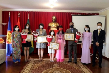 brazilian journalists receive vufos insignias for peace and friendship