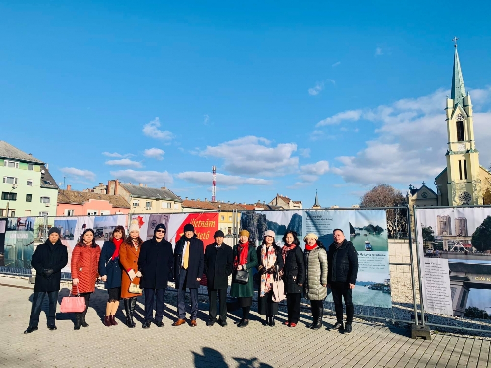 Painting exhibition on Vietnam's people, culture opens in Hungary Painting exhibition on Vietnam's people, culture opens in Hungary