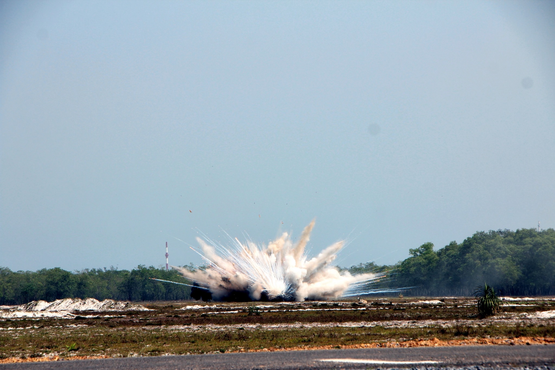 safe detonations of high explosive and white phosphorus munitions in quang tri