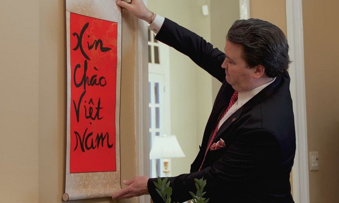 Tet Custom: U.S. Ambassador Tries Traditional Calligraphy