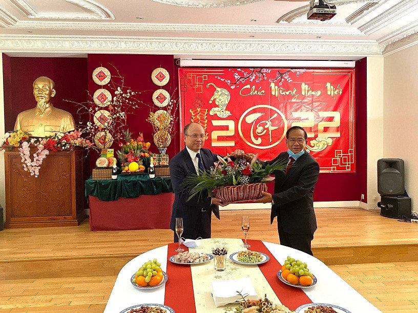 vietnamese lao ambassadors in france discuss cooperation on tet visit