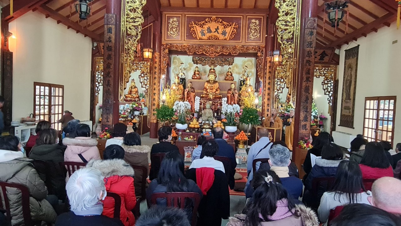 Vietnamese, Lao Ambassadors in France Discuss Cooperation Promotion in Tet Visit