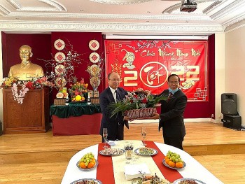 Vietnamese, Lao Ambassadors in France Discuss Cooperation on Tet Visit