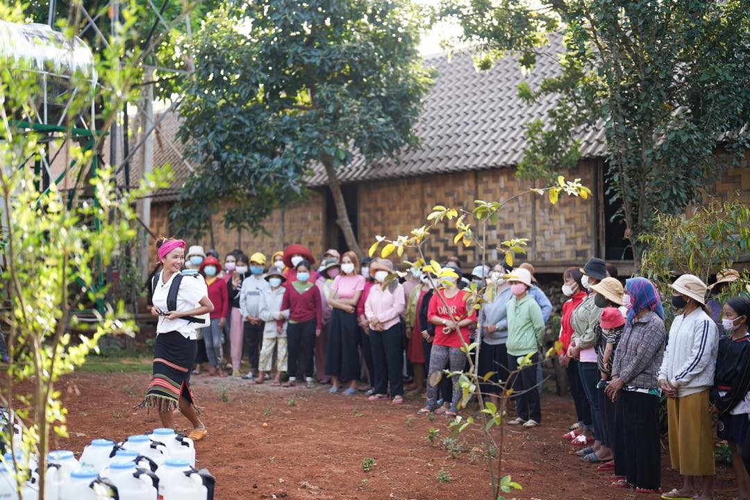 250 Baskets Fetching Water Given to Dak Lak's Commune