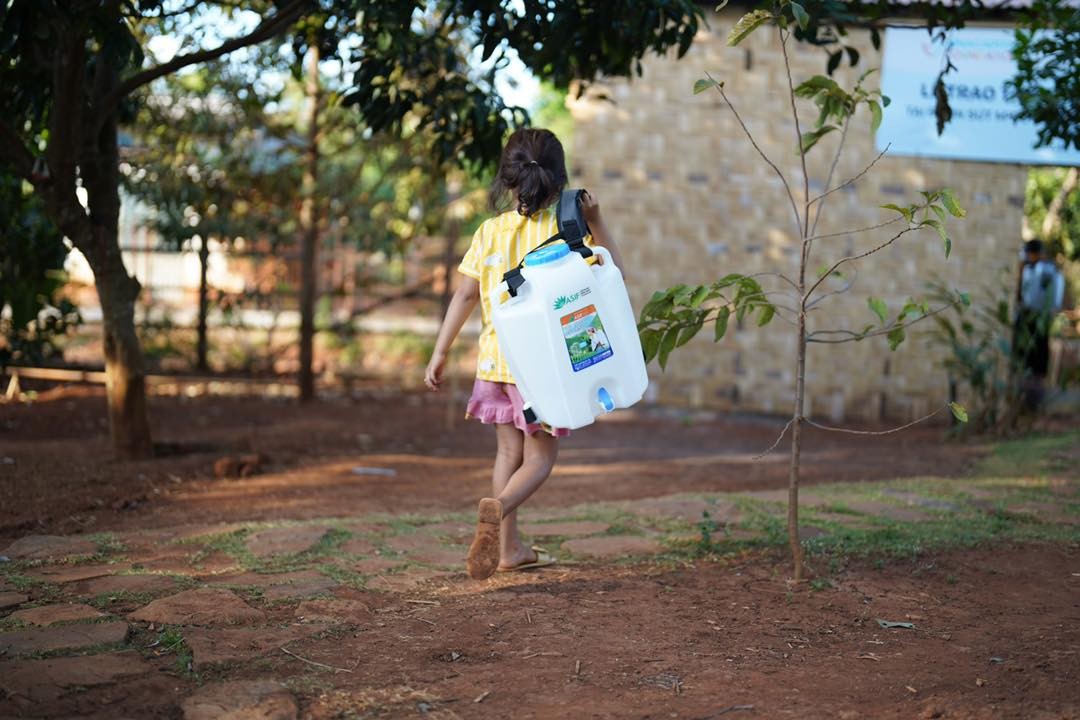250 Baskets Fetching Water Given to Dak Lak's Commune