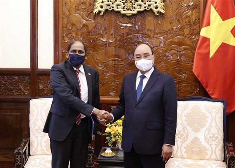 vietnams president meets singaporean egyptian ambassadors